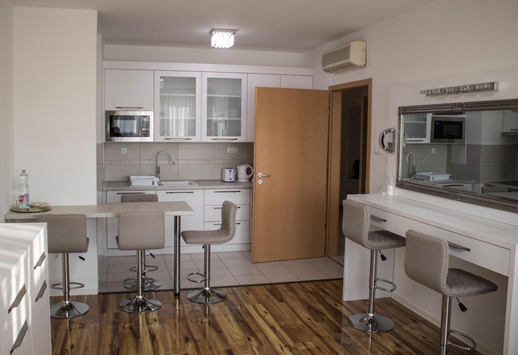 Appartamento Tp Spacious Stylish Free Parking Szeged Esterno foto